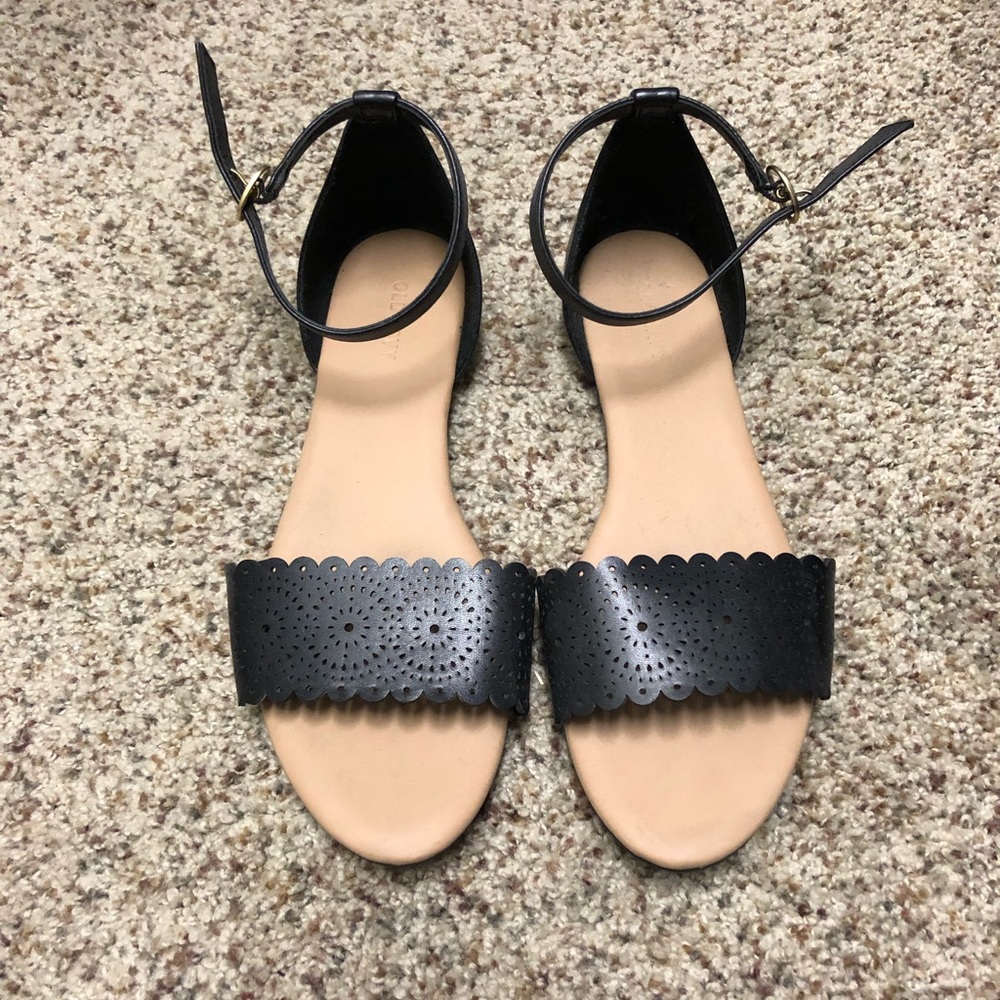Old Navy black scalloped sandals size 8